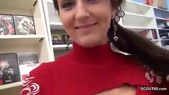 Mladá Dočasná Zamestnankyňa Je V Tejto Horúcej Scéne S Roleplay V Obchode S Videom Ojebaná A Tehotná