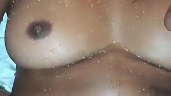 Afroamerická Žena Zažíva Intenzívnu Ženskú Ejakuláciu Počas Môjho Vyvrcholenia