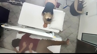 Ohromujúca Manželka Dostáva Erotickú Masáž A Sexuálnu Hračku Od Lekára Pred Manželom